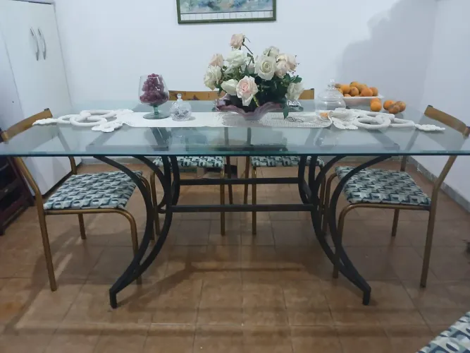 Mesa de jantar (não acompanha cadeiras).