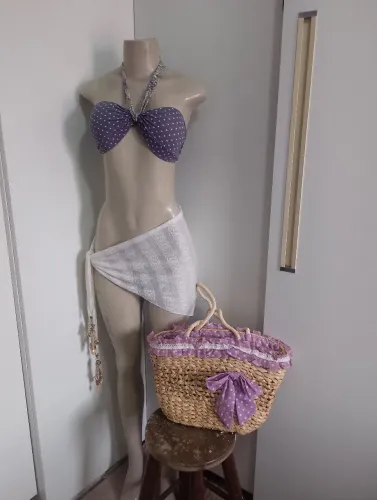 Conjunto de biquíni, lenço e bolsa