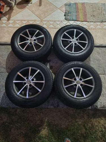 Rodas de liga leve com pneus Michelin 
