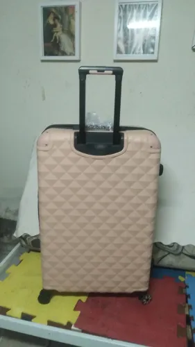 Vendo uma mala de material rígido de 23kg grande 