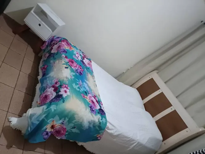 Combo Quarto Casal: Cama de Madeira + Colchão + Mesinha Cabeceira