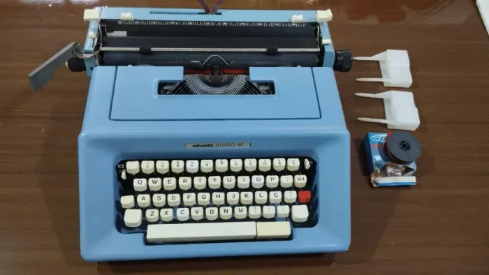 Máquina de Escrever Olivetti Studio 46 - Original e Muito Conservada