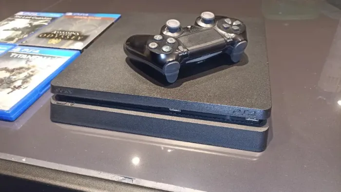 PS4 Slim 500 GB + 4 Jogos