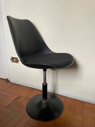 Cadeira de escritório preta estilo Saarinen
