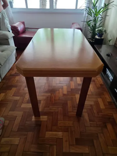 Mesa de madeira maciça