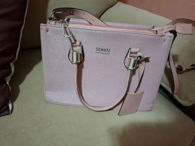 Bolsa Schutz tom suave e elegante