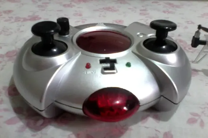 Vendo um Controle Remoto de Mini Helicóptero Falcon (veja descrição)