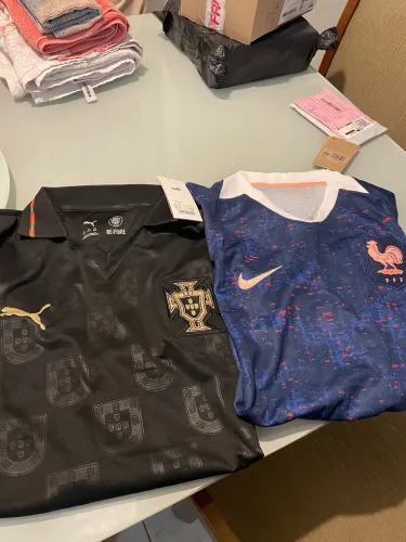Duas camisas portugual e França