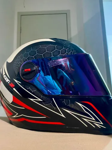 Capacete FW3 GT2 Com Viseira Colorida(peça frontal faltando, nao muda, apenas estetica)