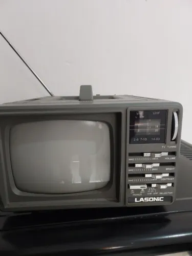 Tv 5"am fm preto e branco raridade bi volt impecavel.