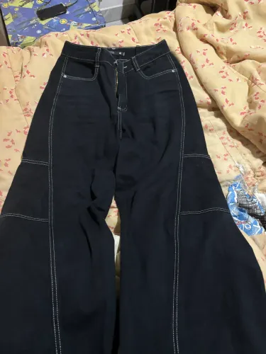 Calça Wide Leg em Sarja com Bolso Cargo Embutido