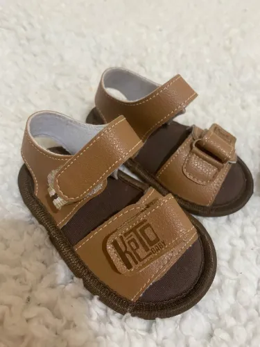 Calçados para bebê, os dois por 35$