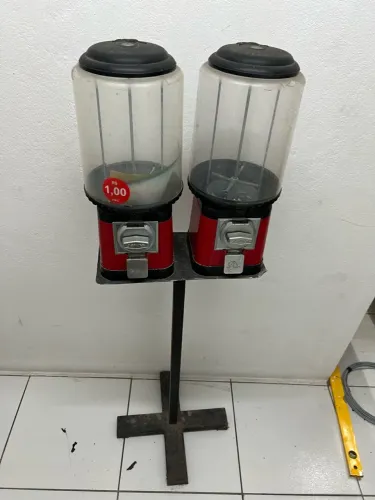 Dupla de Máquinas Vending Machine Bolinha / Guloseimas com Base (Para Reformar)