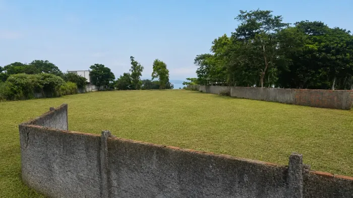 Terreno com mais de 2.000m² em Cabeçudas/Laguna // frente BR-101 e fundos para a Lagoa