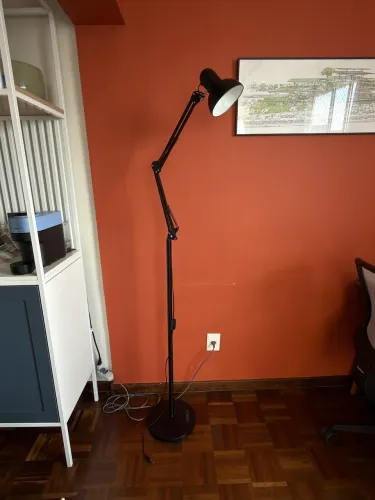 Luminária de chão preta