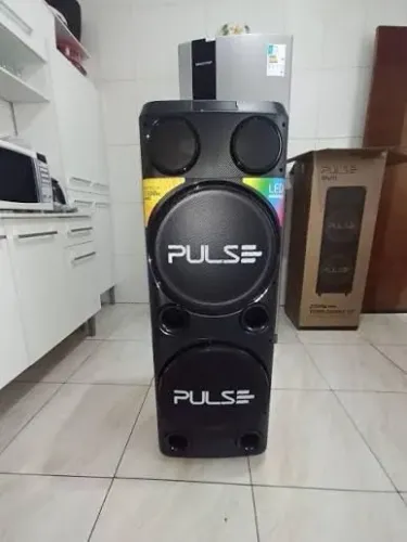 Caixa som forte nova!troco por iPhone 12 pro Max ou 13 pro Max 