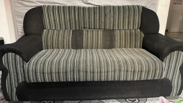 Vendo sofa dois e três lugares. Motivo da venda : Mudança