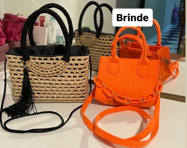 Bolsa de praia artesanal, feita a mão de palha e tecido de corda