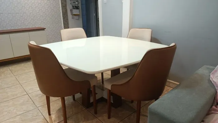 Lindo conjunto de mesa e cadeiras de jantar.