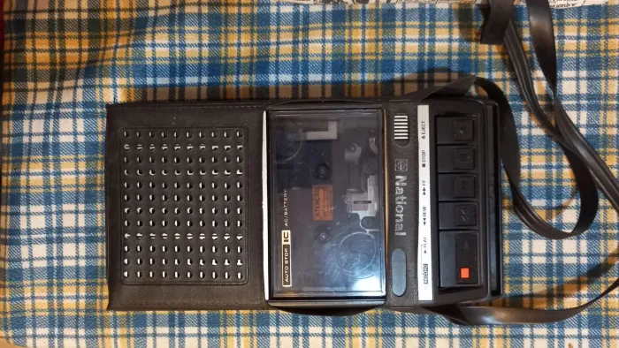 Gravador de fita cassete vintage da marca National, modelo RO-2211.