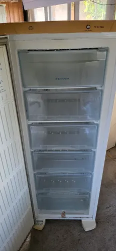 Freezer vertical eletrolux 173l 
