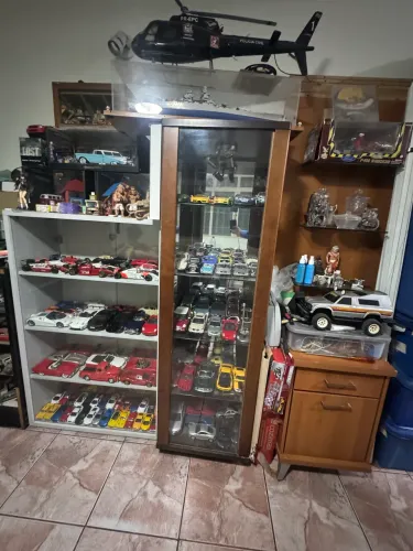 Estante e cristaleira para coleção
