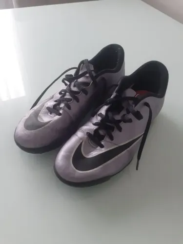 Excelente chuteira mercurial nike