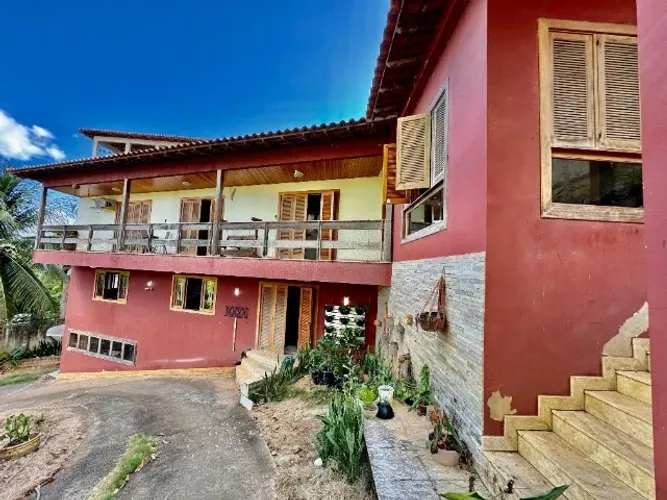 Casa triplex 03 quartos com suíte e uma excelente localização no bairro Maria das Graças