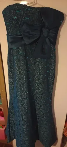 Vestido de festa - Cor verde musgo com detalhes em paetê