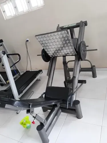 MÁQUINAS E EQUIPAMENTOS DE ACADEMIA