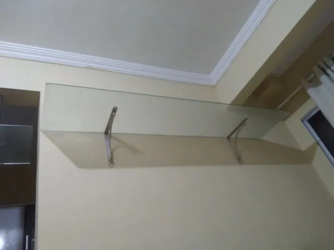 Prateleira de vidro e aço