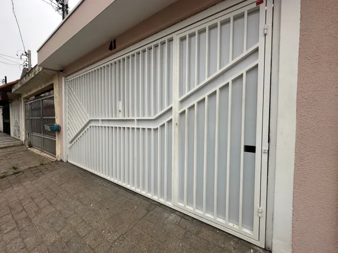 Solução de fechamento de portão com policarbonato 