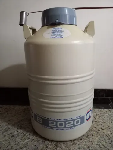 Botijão para armazenamento de nitrogênio líquido.