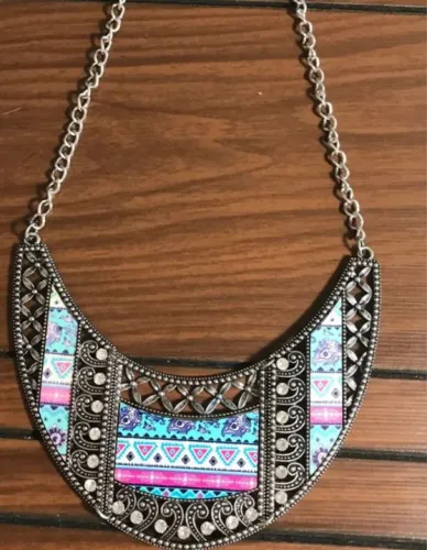 Colar Feminino Estilo Boho Ciganinha com Pedrarias