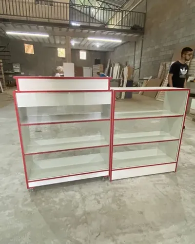 BALCÃO CAIXA VITRINE + BALCÃO VITRINE COM FITA VERMELHA MDF
