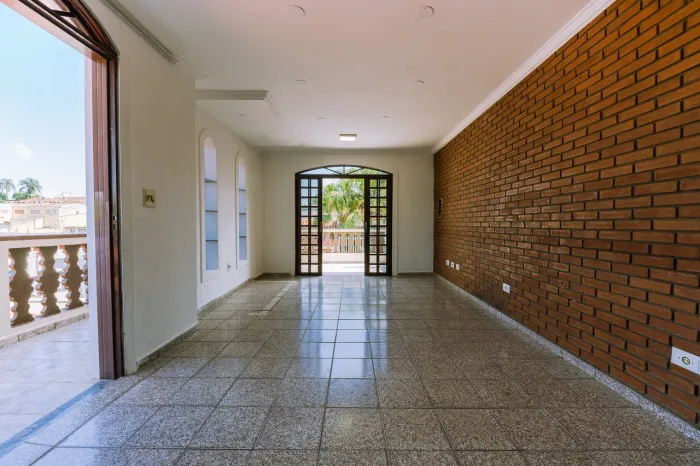 Casa sobrado à venda em Pedreira, interior de São Paulo. Próximo ao centro comercial da ci