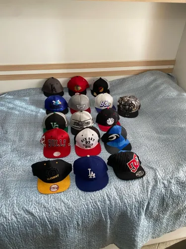 R$100 cada boné - Todos por R$1200