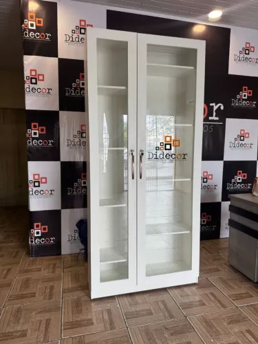 Armário multiuso, portas de vidro