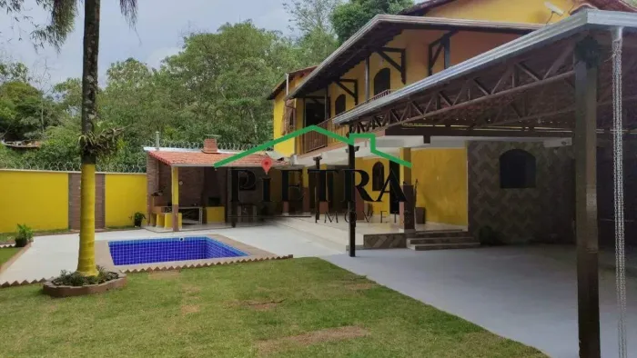 LINDA CASA EM RIO ACIMA NATUREZA