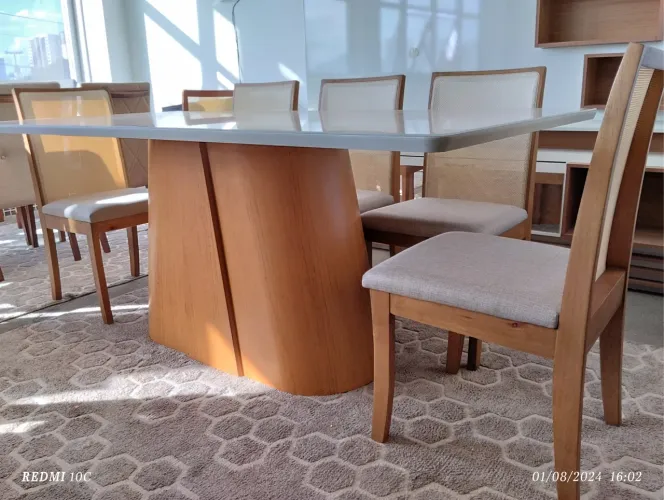 Mesa para sala de jantar de madeira 