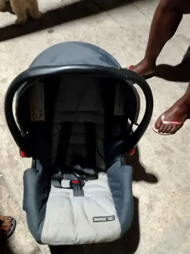 Vende se um bebê conforto