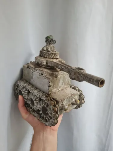 Tanque de guerra artesanal em metal