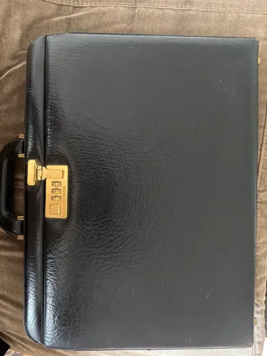 Vendo maleta em couro preto legítimo com segredo