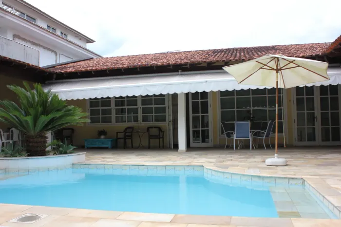 Linda casa com 4 suítes, piscina, churrasqueira, mesa de sinuca - Cond. Maramar  (Até 20 p