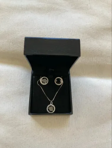 Conjunto brinco e colar com pedra preta