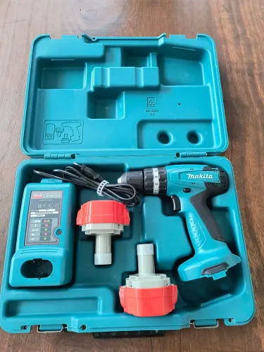 Máquina de furar Makita 8281D 220 duas baterias