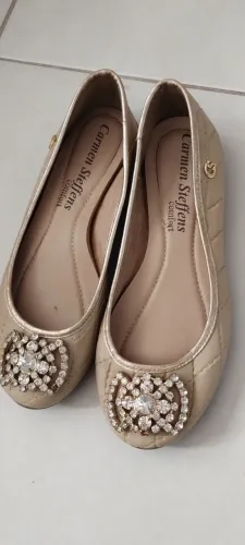 Sapatilha Dourada Carmen Steffens com Detalhes em Strass