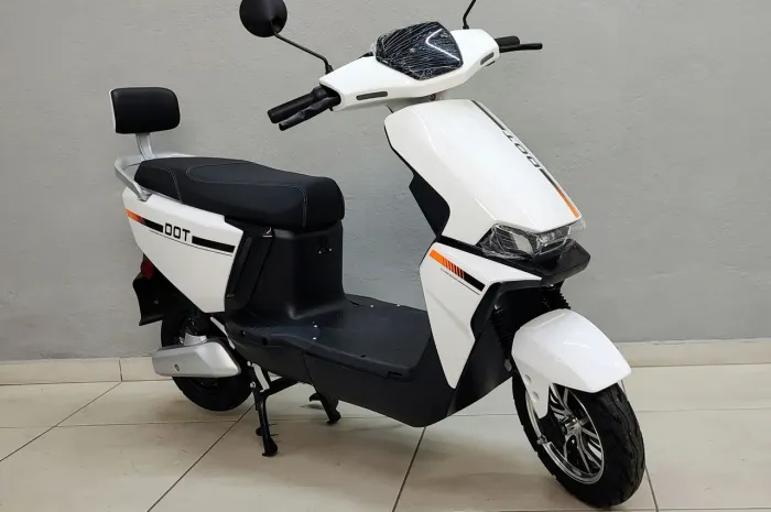 SCOOTER ELÉTRICA DOT 1000W (Cores Prata, Branca e Preta)