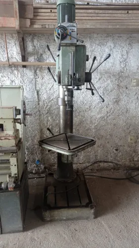 Furadeira de Coluna Kone K-45 Automática Usada 