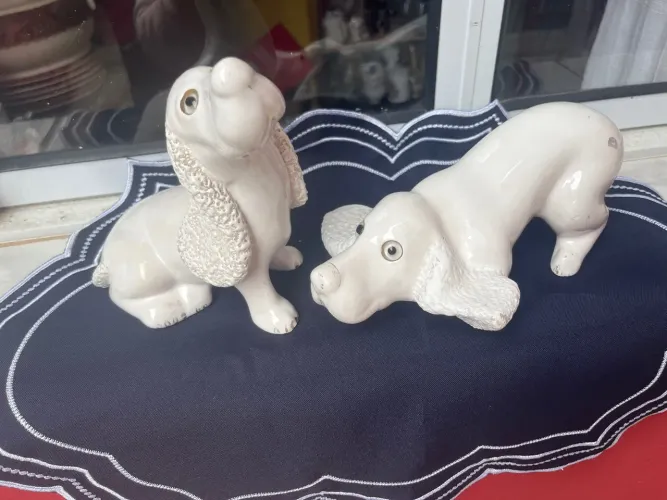Esculturas de cães decorativas em porcelana